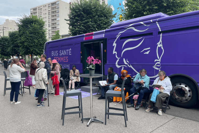 Photo 1 - Bus Santé Femmes - Institut des Hauts-de-Seine
